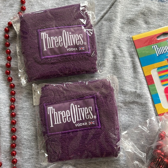 1352- Lot of Three Olives Vodka XL tshirt, headband necklace shot glasses, cups - Picture 5 of 12